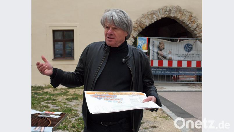Vor dem Torhaus empfing Willi Schmid die Zuhörer und ging auf die Geschichte des Dorfes und des Schlosses Hirschwald ein. Bild: sön