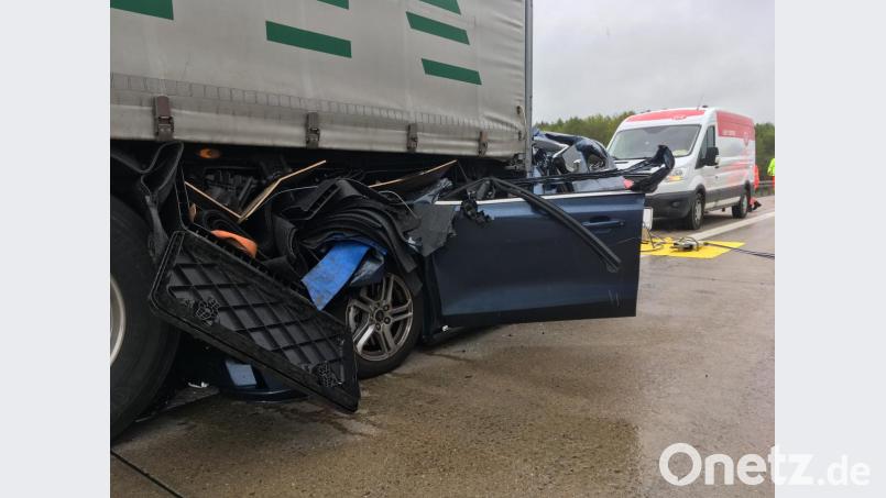 Das Auto schob sich unter den Auflieger. Bild: Gustl Beer