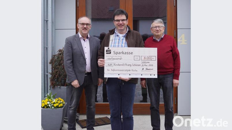 Hubert Reimer (rechts) spendet 4000 Euro für die Kirchenrenovierung. Bild: weu