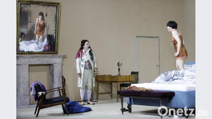 &quot;Herzliches Beileid&quot; im Staatstheater Nürnberg: Lustvoll zerfetzt man sich in immer absurderen Anwürfen, Hohlformeln und Floskeln, bis jeder Sinn aus dem längst ritualisierten Kampf entwichen ist. Im Bild (von links): Thomas Nunner (Lucien) und Ulrike Arnold (Yvonne). Bild: Konrad Fersterer