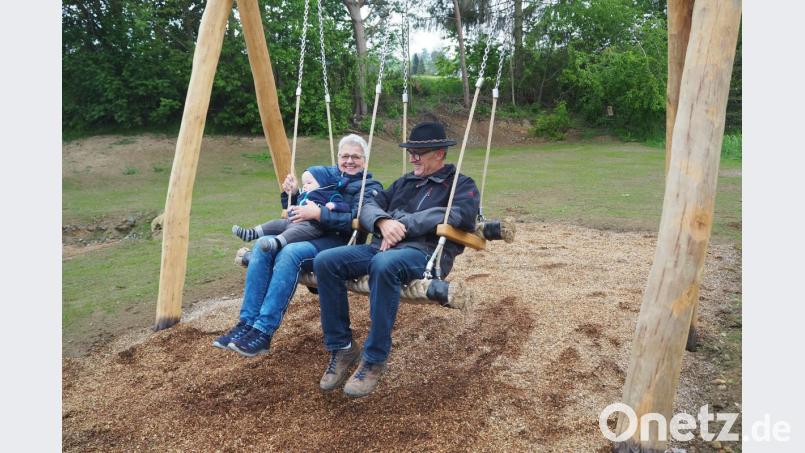 Auch für den Nachwuchs ist noch Platz im &quot;Generationenschwinger&quot; mit Lehne. Bild: bl