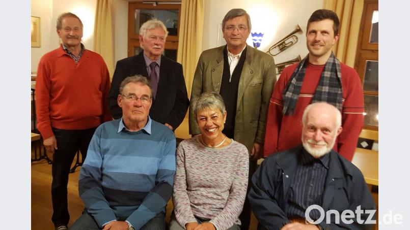 Die Vorstandsmitglieder der Liedertafel gratulieren den Geehrten (hinten von links): Hans Weigert, Walter Burger, Gerhard Hüttl und Christian Farnbauer. Vorne von links: Rudolf Baumgardt, Gudrun Kirschner und Martin Gäckle, der seit 60 Jahren Mitglied im Verein ist. Bild: exb