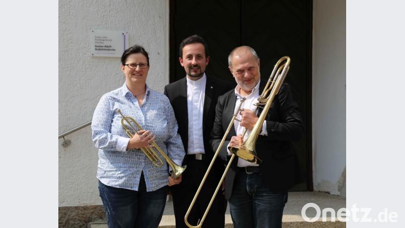 Friederike Seidel-Kohl, Leiterin des Chores Da Capo, Pfarrer Stefan Fischer und Dekanats-Posaunenchorleiter Kurt Lehnerer (von links) freuen sich auf Sonntag. Bild: wku