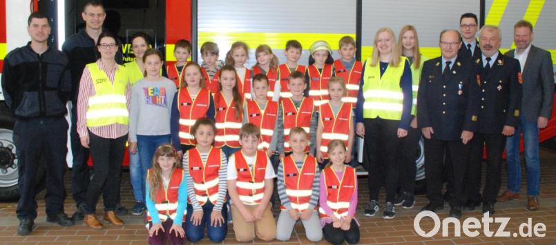 Strahlende Gesichter bei der Kinderfeuerwehr Freudenberg-Wutschdorf mit (von links) 2. Kommandant Peter Meßmann, Tobias Hirn, Stefanie Gebhard, Marina Daubenmerkl und (von rechts) Bürgermeister Alwin Märkl, KBR Fredi Weiß, Kommandant Armin Daubenmerkl, KBI Hubert Blödt, Sofia Dotzler sowie Anna Riß. Bild: sche