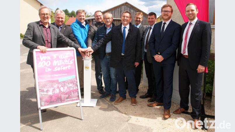 Gemeinsam schalteten (von links) die Bürgermeister Franz Mädler, Markus Dollacker, Stefan Braun, Florian Junkes, Erwin Geitner und Josef Gilch die neuen Internet-Anschlüsse frei. Mit ihnen freuen sich die Telekom-Vertreter, Josef Markl, Stefan Hanke, Christian Ebenhöh und Enrico Delfino. Bild: sön