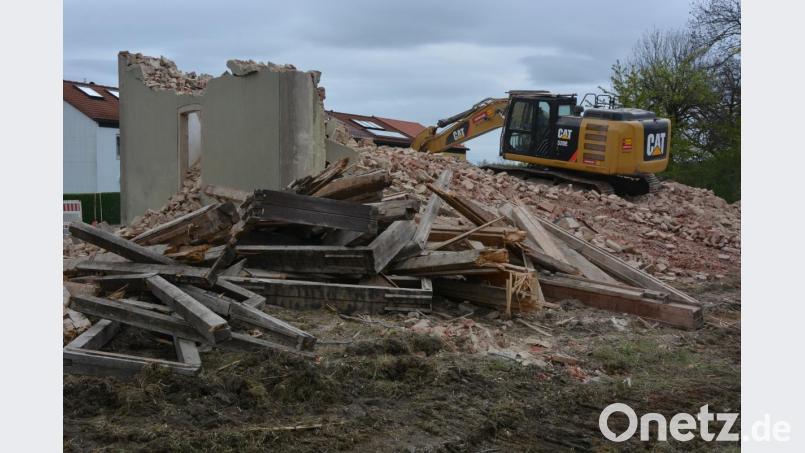 Ganze Arbeit leistete der Abrissbagger am Mittwoch beim alten Pechbrunner Bahnhof. Binnen weniger Stunden war die Bauhülle komplett abgerissen. So sah es am frühen Mittwochnachmittag aus, der Bagger ganz in seinem Element. Bild: jr