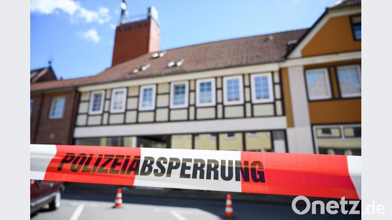 Ein Haus ist mit Polizei Absperrband gesichert. Foto: Christophe Gateau/Archivbild Bild: Christophe Gateau