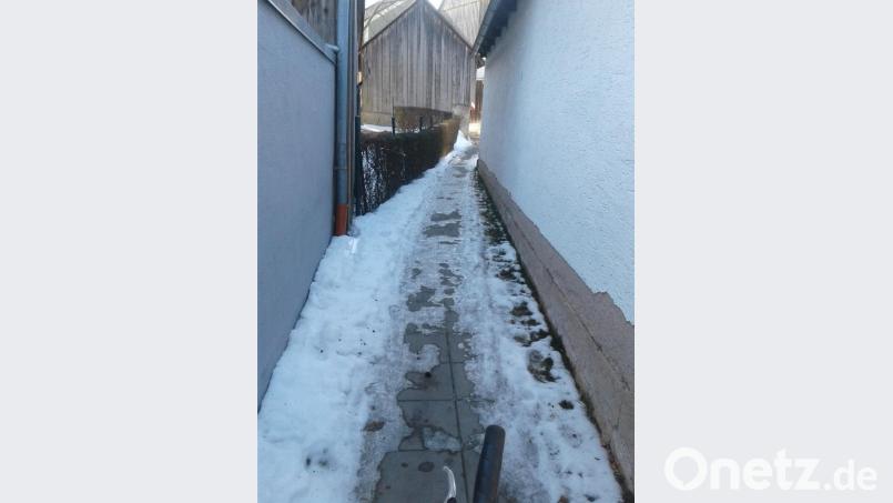 Die im Hammergraben außerordenlich lange liegenden Schnee- und Eisreste bringt Ehrenkommandant Johann Lang zur Sprache. Archivbild: fjo