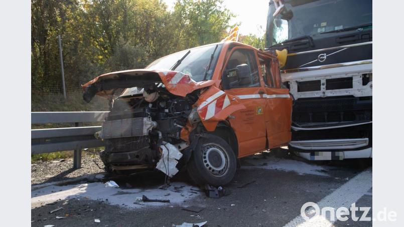 In diesen Warnleitanhänger der Autobahnmeisterei krachte im Oktober 2018 ein Lkw auf der A 93 bei Wiesau. Der Fahrer hatte den Anhänger trotz deutlicher Warnzeichen übersehen. Am Fahrzeug standen vier Straßenmeister, die sich in letzter Sekunde retten konnten. Bild: rw
