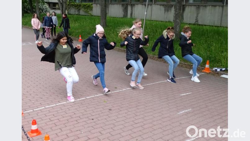 Die Schülerinnen der Sophie-Scholl-Realschule lernen: Reaktions- und Bremsweg ergeben den Anhalteweg, der beim Laufen und auch bei der Autofahrt unterschiedlich lang sein kann. Bild: Dobmeier