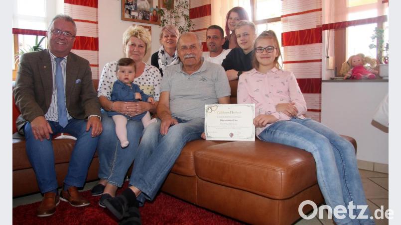 Helga und Manfred Dietz freuten sich über die vielen Glückwünsche. Im Bild von links Bürgermeister Toni Dutz, Helga Dietz, Urenkelin Elly, Marion Fladerer, Manfred Dietz, Schwiegersohn Thomas Fladerer sowie die Enkel Hannah, Yannick und Luisa Fladerer. Bild: wro