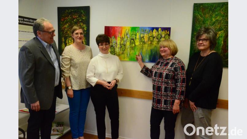 Dr. Franz-Hermann Beckmann (links) freut sich mit (von links) Liubov Kulesh, Margarete Marbach, Olga Kelwig und Beate Spickenreuther über die Vernissage. Die 50 Werke sind über mehrere Räume verteilt. Bild: Kunz