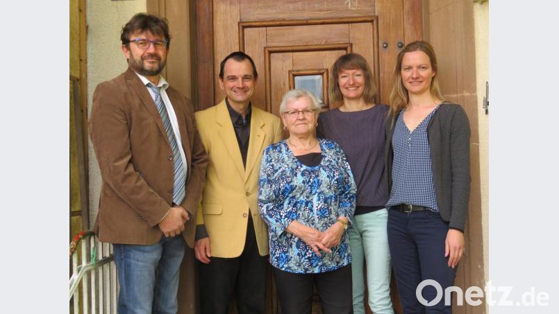 Im Kreise ihrer Familie feiert Helga Dötsch (Mitte) 90. Geburtstag. Zu den zahlreichen Gratulanten gehören auch die beiden Enkeltöchter (rechts) sowie Pfarrer Hartmut Klausfelder (Zweiter von links) und Bürgermeister Wolfgang Haberberger (links). Bild: ow