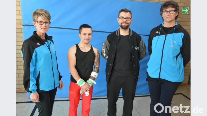 Sascha Klughardt (Zweiter von links) und Florian Reiß sind die ersten Kampfrichter, die der TSV Pechbrunn-Groschlattengrün hat. Beide haben die Prüfung in Lichtenfels erfolgreich bestanden. Darüber freuen sich TSV-Vorsitzende Doris Reiß (links) und Oberturnwartin Uta Habedank. Beide sehen den Verein damit weiter auf dem richtigen Weg. Bild: jr