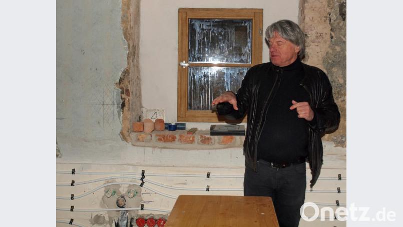 Detailliert erläutert Architekt Willi Schmid die Wandheizung in der Hutzastubn. Bild: sön