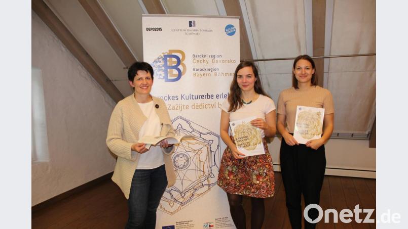 Auf 24 Seiten weden im Barockmagazin 2019 die Veranstaltungen dieses Sommers in der Barockregion Bayern Böhmen zweisprachig beworben. Die Projekt- und Programmverantwortlichenstellen die druckfrische Broschüre vor: (v.l.n.r.) Dr. Veronika Hofinger, Projektleiterin CeBB, Veronika Křížková (CeBB) und Eva Rybáková (DEPO2015) Bild: Karl Reitmeier