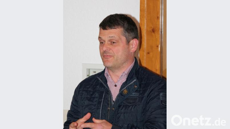 Diözesansekretär Markus Nickl erklärt den Mitgliedern, welche Optionen sie haben, nachdem die Suche nach einem neuen KAB-Vorstand gescheitert war. Bild: rpp