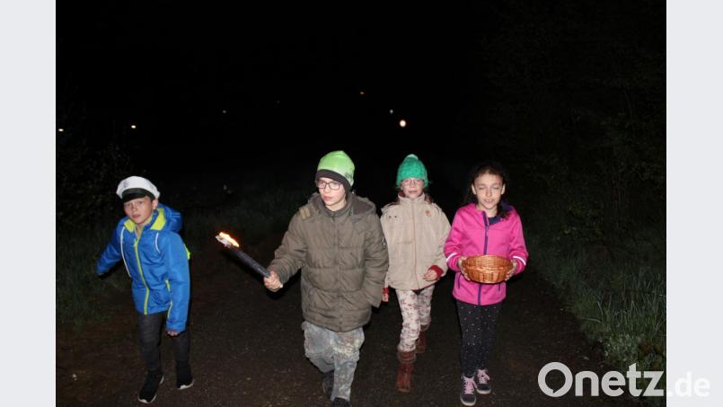 Mit Fackeln ziehen die Teams durch die Nacht. Bild: exb