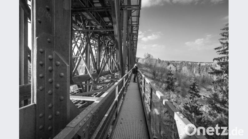Diese Eisenbahnbrücke liegt nicht in einem fernen Land, sondern in Neusorg. Bild: exb
