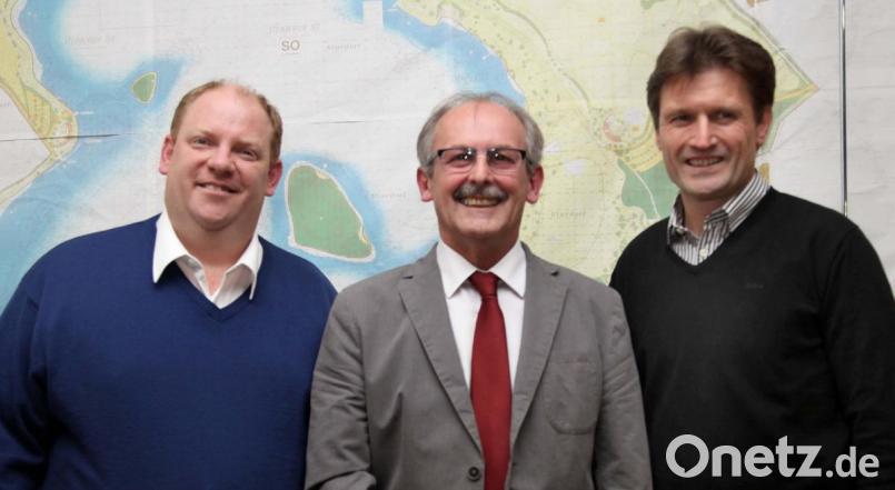 Bürgermeister Harald Bemmerl (Mitte) und die Fraktionssprecher Bernd Hasselfeldt (links) und Konrad Zitzler (rechts) freuen sich über die gute Haushaltslage der Gemeinde Steinberg am See. Bild: Hirsch