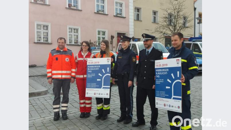 Die Vertreter der Nabburger Rettungsorganisationen und der Polizei werben für den Blaulichttag. Bild: exb