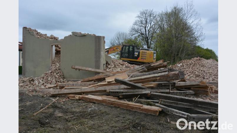 Ganze Arbeit leistete der Abrissbagger am Mittwoch beim alten Pechbrunner Bahnhof. Binnen weniger Stunden war die Bauhülle komplett abgerissen. So sah es am frühen Mittwochnachmittag aus, der Bagger ganz in seinem Element. Bild: jr
