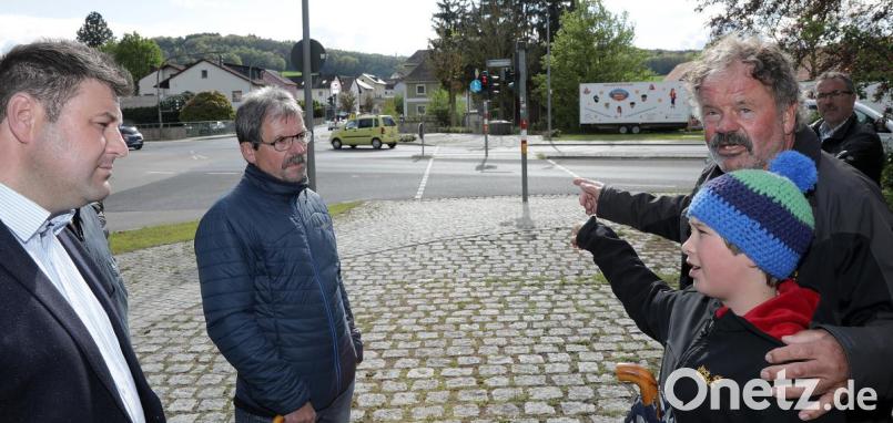 Ortstermin in Raigering. Aufmerksam lauscht Stadtrat Daniel Müller (links), wie der elfjährige Elias Scherr und Willi Riß den Unfall schildern, der Elias im Dezember hier passiert ist. Bild: Wolfgang Steinbacher