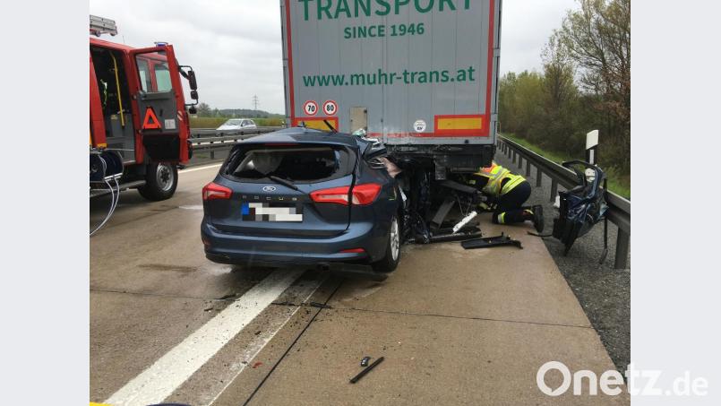 Der Lastwagen kam auf der rechten Seite zum Stehen. Bild: Gustl Beer