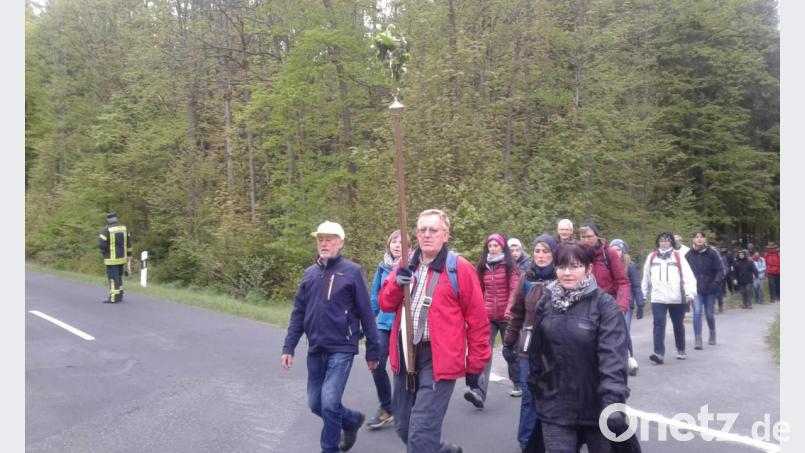 Zahlreiche Pilger machten sich von Wernberg aus auf den rund 30 Kilometer langen Marsch auf den Mariahilfberg nach Amberg. Bild: exb