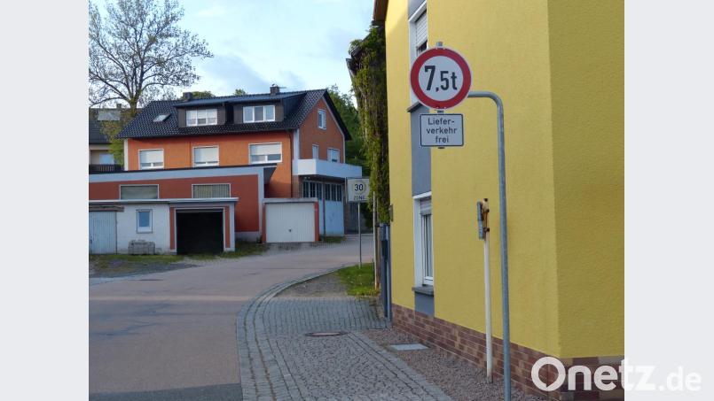 Ein Schild von der Kreisstraße in Richtung "Zur Hohen Straße" regelt den Verkehr in Neudorf neu. Bild: exb