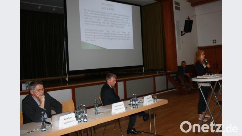 Die Referentin Bettina Radlbeck erläuterte die Berechnungen zur Kläranlage. Bürgermeister Lothar Müller (Mitte) und Geschäftsstellenleiter Hubert Götz stehen auch Rede und Antwort. Bild: lk