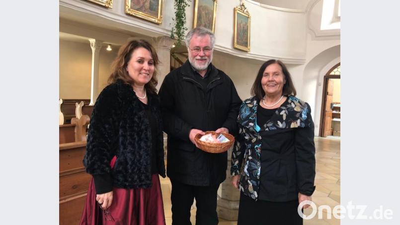 Ursula Brückner (rechts) und Birgit Muzzolini (links) überreichen 300 Euro an Pfarrer Edmund Prechtl (Mitte). Bild: rbr