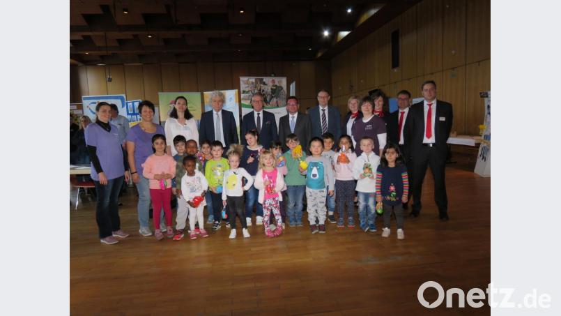 Zahlreiche Ehrengäste und die Kinder des Evangelischen Kindergartens eröffneten die kleine Familienmesse, die bereits am frühen Morgen gut besucht war. Bild: ubb