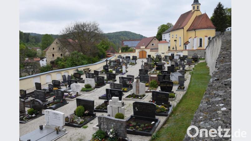 Wohl ein kostenträchtiges Unterfangen ist die Sanierung der historischen Friedhofsmauer in Hohenburg, hieß es im Marktrat. Rechts im Bild die Salvatorkirche. Bild: bö