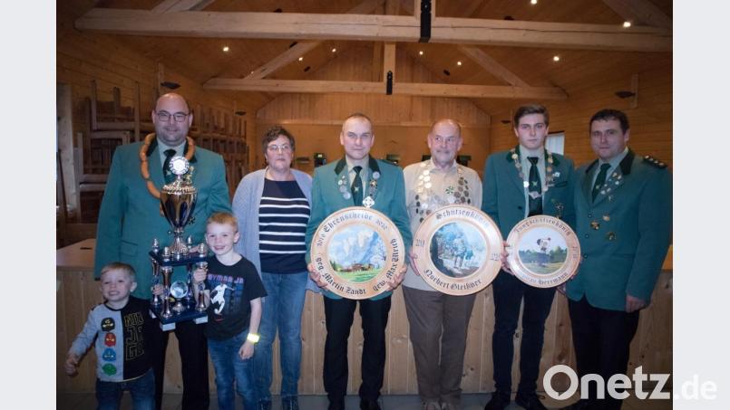 Im Bild von links: Martin Zandt mit Paul und Jakob, Silvia Gruber, Max Ulrich, Schützenkönig Norbert Gleißner, Jungschützenkönig Julian Hermann, Schützenmeister Roland Hermann. Bild: exb
