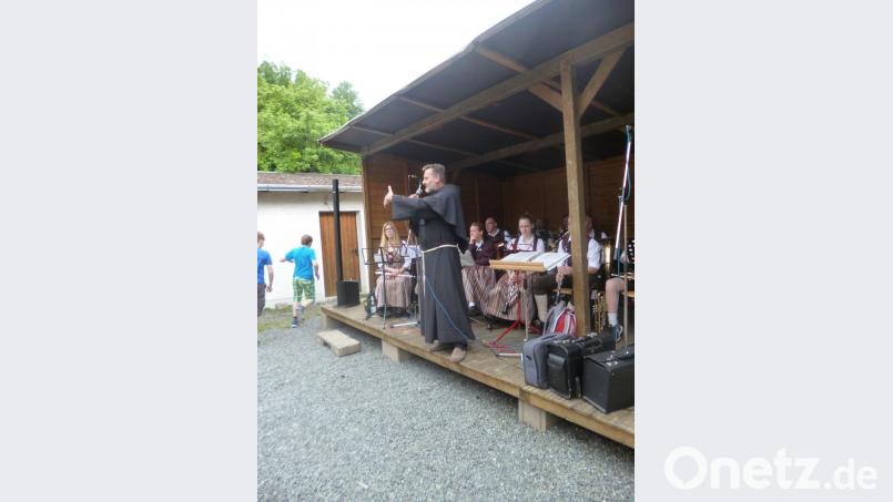Voll in seinem Element ist der Klostervorsteher, Guardian Stanislaus, beim Felixfest. Den kirchlichen und weltlichen Teil verbindet der volksnahe Franziskaner-Minorit mit viel Fingerspitzengefühl. Bild: kwl