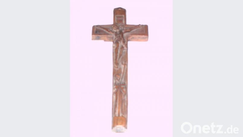Ein eigens für die Erteilung des Päpstlichen Segens gemachtes Holzkreuz. Bild: hl