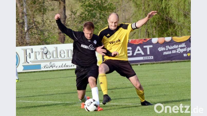 Direkter Klassenerhalt oder Relegation? Das entscheidet sich für den SV Steinmühle am Freitag in der Partie beim direkten Konkurrenten TuS Förbau. Das Bild zeigt SVS-Akteur Michael Mark (rechts) im Heimspiel gegen die SpVgg Selb 13 (links Rico Pohl). Bild: hho