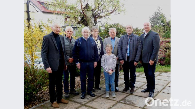 Zweiter Bürgermeister Karl Heinz Glaser (links) und Vorsitzender Rudolf Elvers (Dritter von rechts) sowie der ehemalige Bürgermeister von Fichtelberg José-Ricardo Castro-Riemenschneider (rechts) danken Norbert Markhof, Helmut Nickl und Brigitte Sauer (Zweiter bis Vierte von links) sowie Franz Kuchler (Zweiter von rechts) für ihre Treue zum VdK. Auch Mia Sauer (vorne) darf mit auf das Erinnerungsfoto. Bild: gis