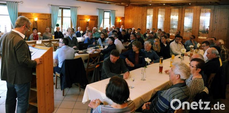 Großes Interesse zeigten die Altmannshofer an der Informationsveranstaltung zur geplanten
Erweiterung der Bahnbrücke an der Einmündung der AS 31 in die AS 13. Aber wenn der Poppenrichter
Gemeinderat und der Kreistag dem Bürgerwillen folgen, wird es sicher nichts mit einer erweiterten
Eisenbahnbrücke. Bild: gf