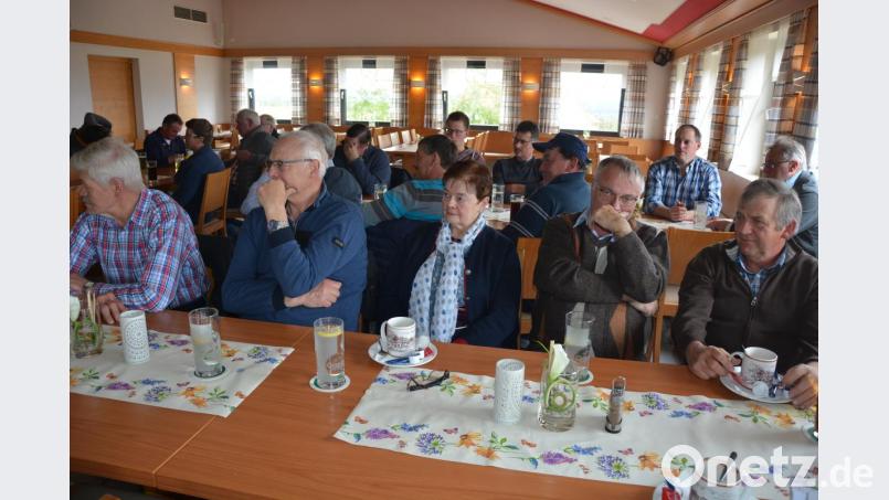 Recht überschaubar war das Interesse der Landwirte aus der Region an der Info-Veranstaltung des Bayerischen Bauernverbandes zwecks Neubau des Ostbayernrings. Anders als beim Bau des SuedOstLink kamen gerade mal 25 Landwirte nach Großbüchlberg. Die Landwirte wünschte sich mehr Transparenz seitens von Tennet. Bild: jr