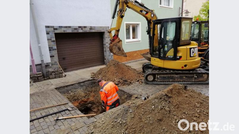 Wegen eines Schadens an der Abwasserleitung ist die Hauptstraße komplett gesperrt Bild: exb/Stadt Windischeschenbach