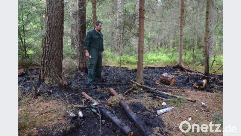 Markus Pausch vor der Brandstelle, die er beim Schlagen des Maibaums für die Krumme Äcker Siedler entdeckt hatte. Bild: exb