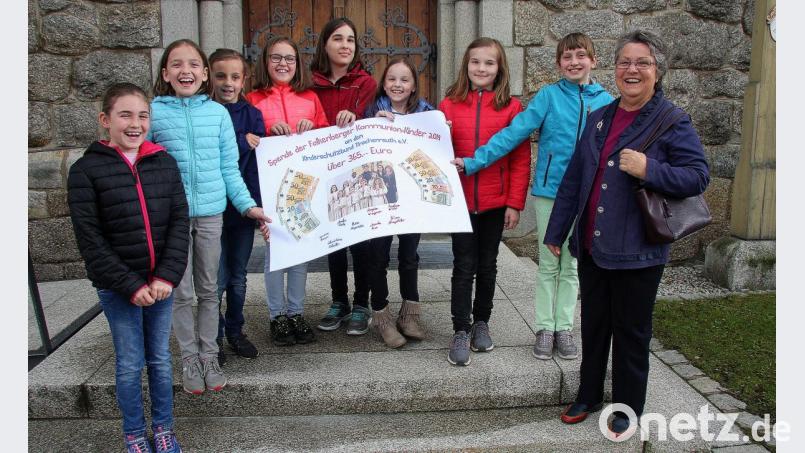 Die Falkenberger Kommunionkinder unterstützen die Arbeit des Kinderschutzbundes. Die Spende nahm Vorsitzende Inge Pannrucker (rechts) entgegen. Bild: wro