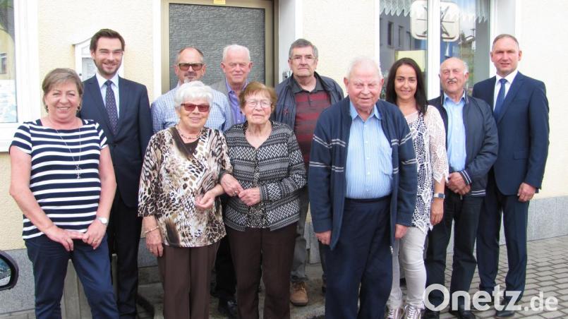 Nicht nur VdK-Ortsvorsitzende, sondern auch Behindertenbeauftragte für Mantel ist Carola Brust (Dritte von rechts). 30 Jahre treu zum VdK steht Horst Wassermann (Vierter von rechts). Landtagsmitglied Stephan Oetzinger (Zweiter von links) ist seit 10 Jahren dabei. Ebenfalls zehn Jahre dabei sind Helmut Meißner (Zweiter von rechts) und Siegfried Reißer (Dritter von links). Für 20 Jahre wurden Wolfgang Steiner (Fünfter von rechts) und Rosa Schön (Sechste von rechts) ausgezeichnet. Bild: sei