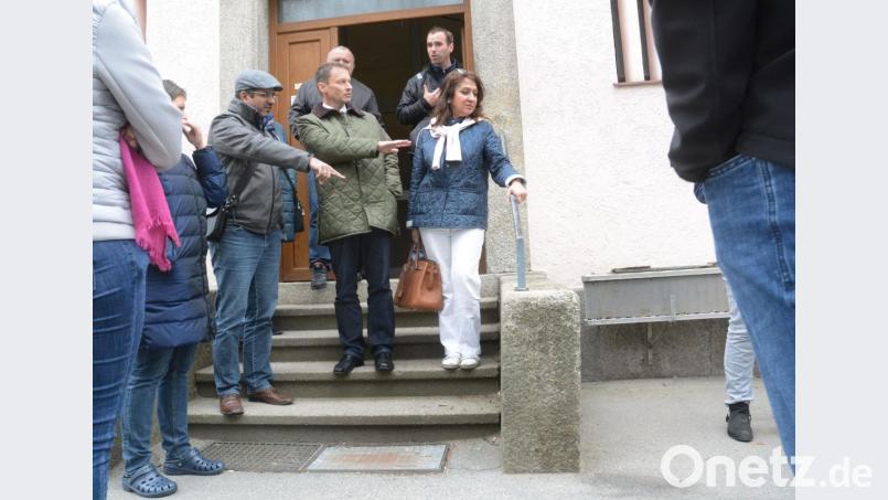 Hier kommt kein Rollstuhfahrer in die Toiletten. Und selbst wenn, sie sind eh viel zu klein. Die Rampe an der Seite rechts ist nur eine Zwischenlösung. Zu diesem Ergebnis kommt die SPD Weiden mit Dr. Sema Tasali-Stoll, Friedofswärter Thomas Teichmann und Bürgermeister Jens Meyer (von rechts). Bild: Gabi Schönberger