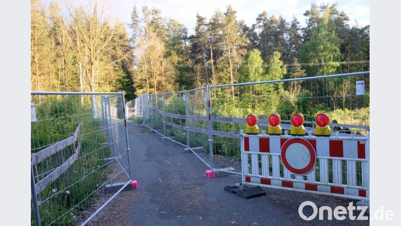 Ein massiver Bauzaun sichert nun als Provisorium Fußgänger und Radfahrer beim Überqueren der Bahnbrücke bei Neu-Voita. Bild: do