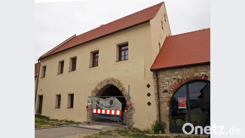 Das Torhaus in Hirschwald mit dem angrenzenden Stadl (rechts), der größtenteils fertiggestellten Durchfahrt und dem Eingang zur Hutzastubn. Ein mit privaten Mitteln der Eigentümern Birgit Rieger und Willi Schmid finanziertes Projekt, das vom Bayerischen Landesamt für Denkmalspflege, dem Bezirk Oberpfalz, der Bayerischen Landesstiftung und der Deutschen Stiftung Denkmalschutz gefördert wird. Bild: sön