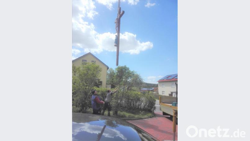 Nach sechs Monaten wird das restaurierte Holzkreuz wieder aufgestellt. Bild: tu