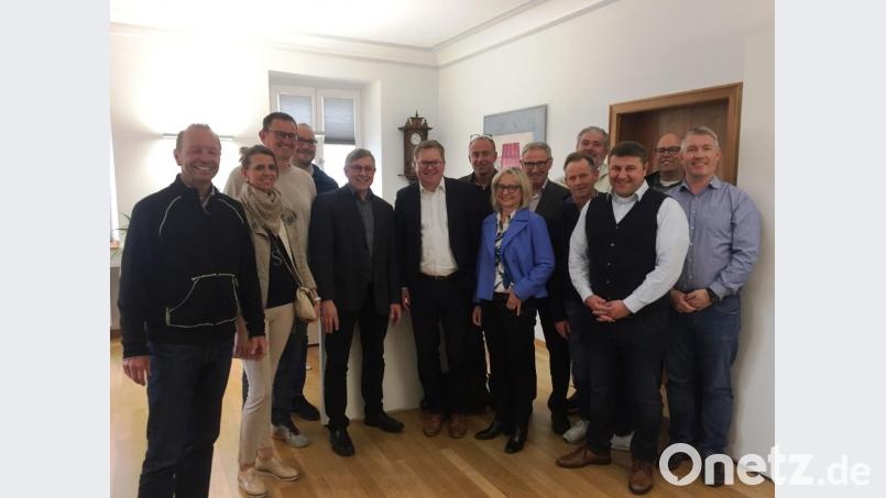 Die CSU-Stadtratsfraktion nimmt OB Michael Cerny in die Mitte, um ihm zu seinem 55. Geburtstag zu gratulieren. Bild: Thomas Bärthlein